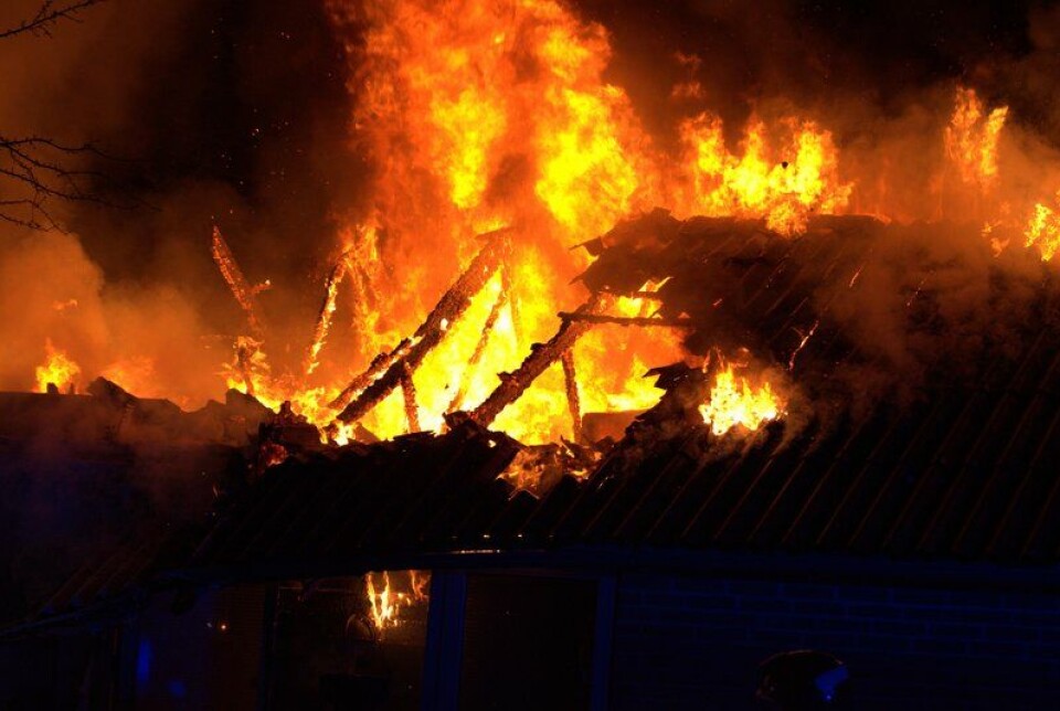 Huset endte med at brænde ned, mens to nabohuse fik brandskader.