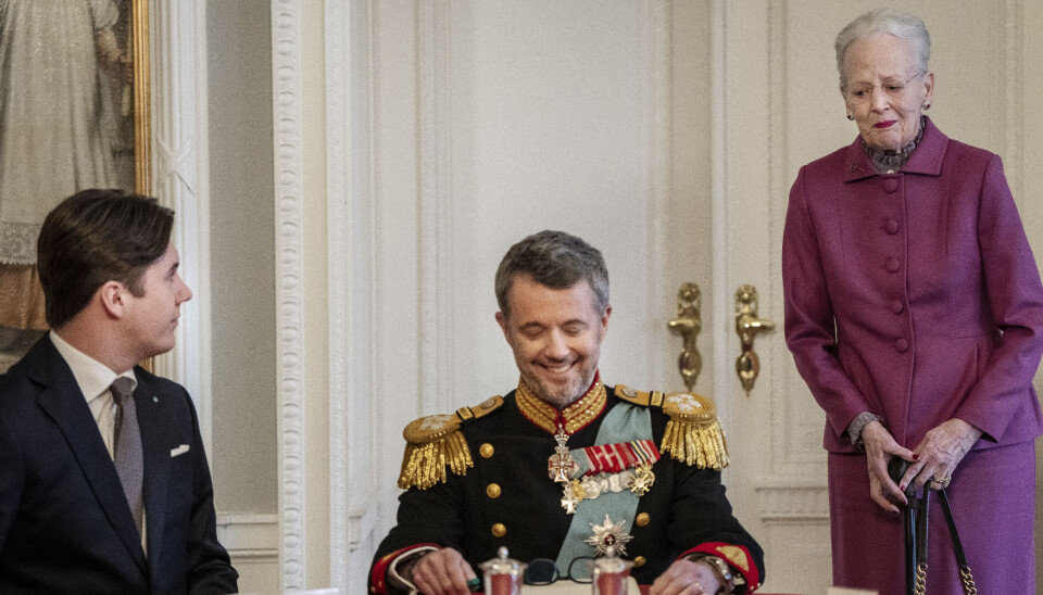 Dronning Margrethe overlader pladsen for bordenden til sin søn kong Frederik X som har kronprins Christian ved sin side under mødet i Statsrådet på Christiansborg Slot i København søndag den 14. januar 2024.