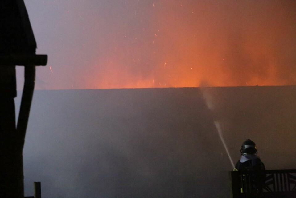 Brandfolk forsøger mandag morgen at få styr på en voldsom brand i Ugerløse på Sjælland. Politiet opfordrer borgere, der bor i nærheden, til at lukke døre og vinduer.