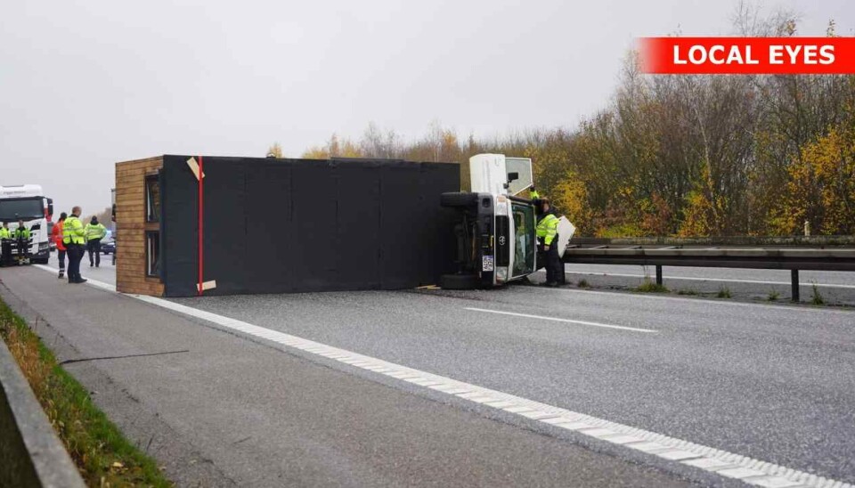 Det er denne væltede varebil med trailer, der spærrer Fynske Motorvej i Østgående retning ved Odense.