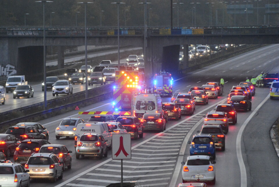 Der er lige nu lang kø på motorvej og forlænget rejsetid på op mod 30 minutter.