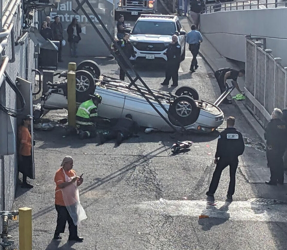 Bilen endte på taget, efter at bilisten havde kørt gennem afspærringen til P-pladsen.