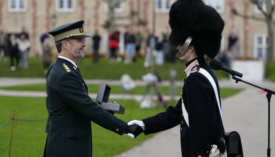 Kong Frederik overrækker Kongens Ur og deltager i Urparade onsdag. Garder Mads Bjørnelund Rømer modtager uret.