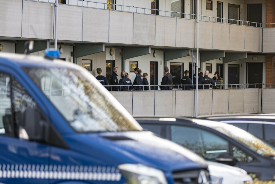 Politiet er til stede ved et lejlighedskompleks på Nærumgårdsvej torsdag d. 14 november 2024.