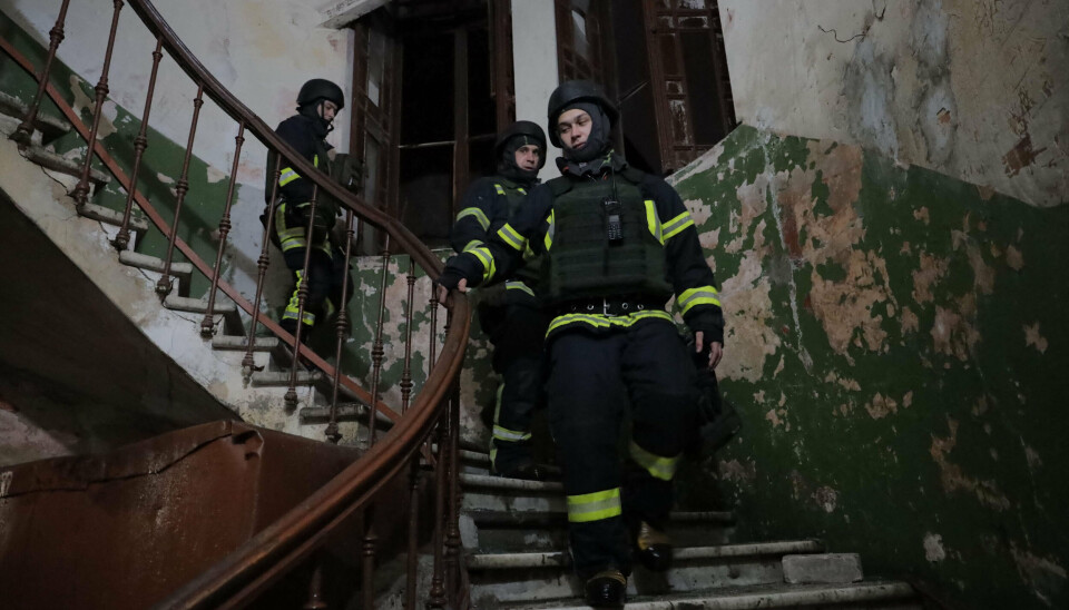 Mens man arbejder på at reparere en beskadiget rørledning, bliver der delt varme drikke og tæpper ud, oplyser borgmesterkontoret i Odesa i Ukraine.