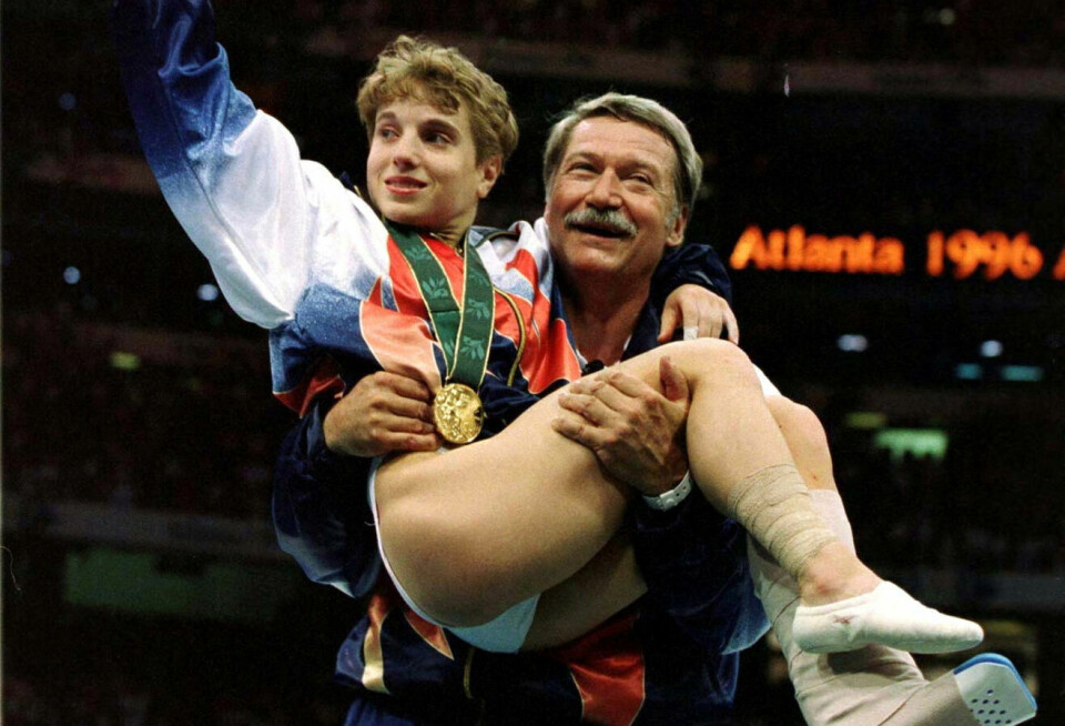 Bela Karolyi løfter den skadede Kerry Strugg, der var med til at give USA den første OL-sejr i gymnastik for hold ved OL i Atlanta i 1996.