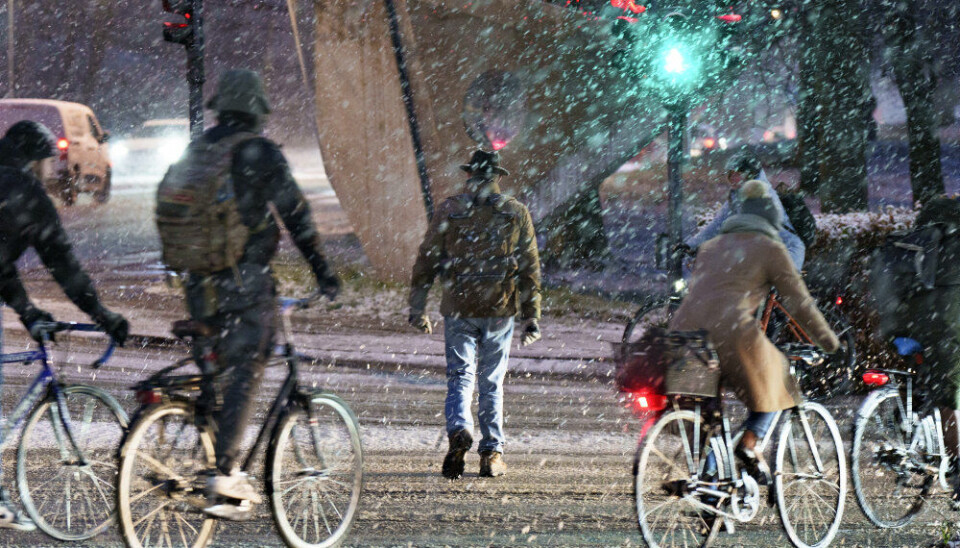 Bilister bør hele ugen være opmærksom på glatte veje i morgentimerne. Senere på ugen falder temperaturerne, så vejene også kan være glatte i dagtimerne. Det fortæller vagthavende meteorolog ved DMI Mette Zhang.