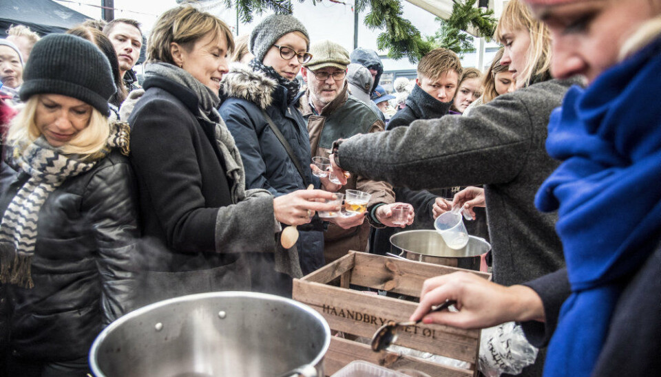 Et populært alternativ til den klassiske gløgg er den hvide gløgg lavet på hvidvin i stedet for rødvin. I det hele taget er gløgg en populær drik. Her ses folk til det årlige DM i Gløgg i Københavns Torvehaller.