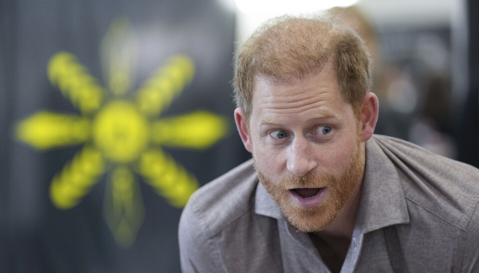 Prins Harry passer sit, mens hustruen er andetsteds beskæftiget.