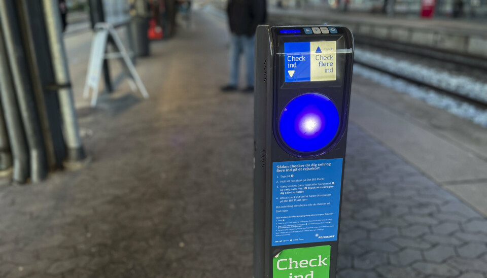 I 2026 kan passagerer i den offentlige transport vinke farvel til de blå rejsekortstandere. De skal pilles ned og erstattes af færre andre standere. (Arkivfoto).