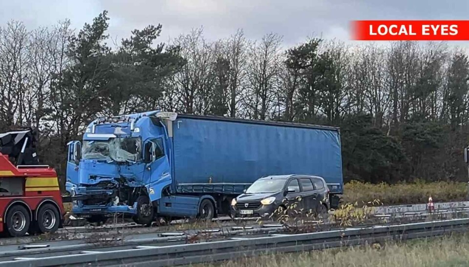 Den ene lastbil har fået trykket dele af førerhuset ind.