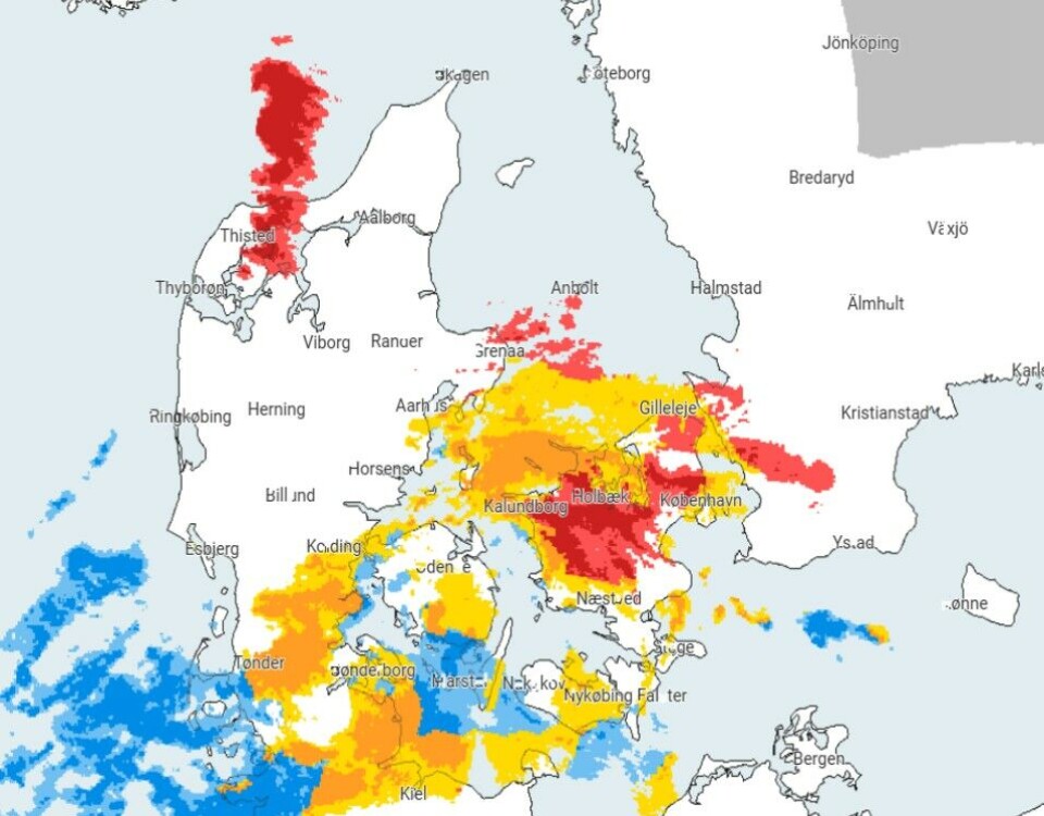 Som det fremgår af DMIs radarbilleder fredag middag er det især på Fyn og Sjælland, det fortsat sner.