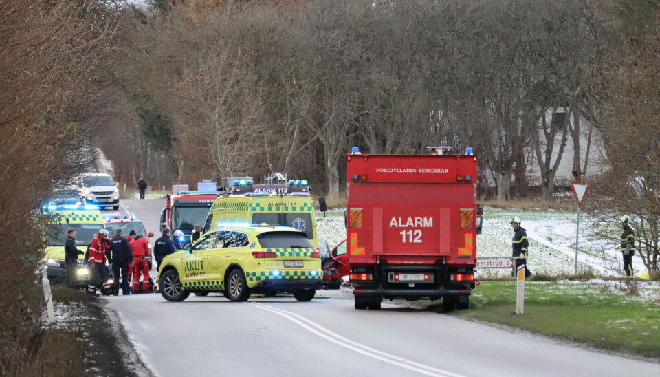 Mindst en er kommet alvorligt til skade i ulykken syd for Aalborg.