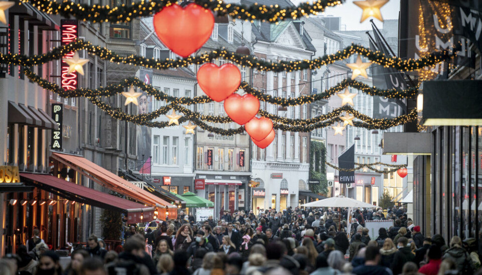 Julen er både hjerternes, børnenes og forbrugets fest. Vores indkøb og forbrug stiger normalt i julemånederne, og det er står i kontrast til tidens trend med minimalisme og købestop.