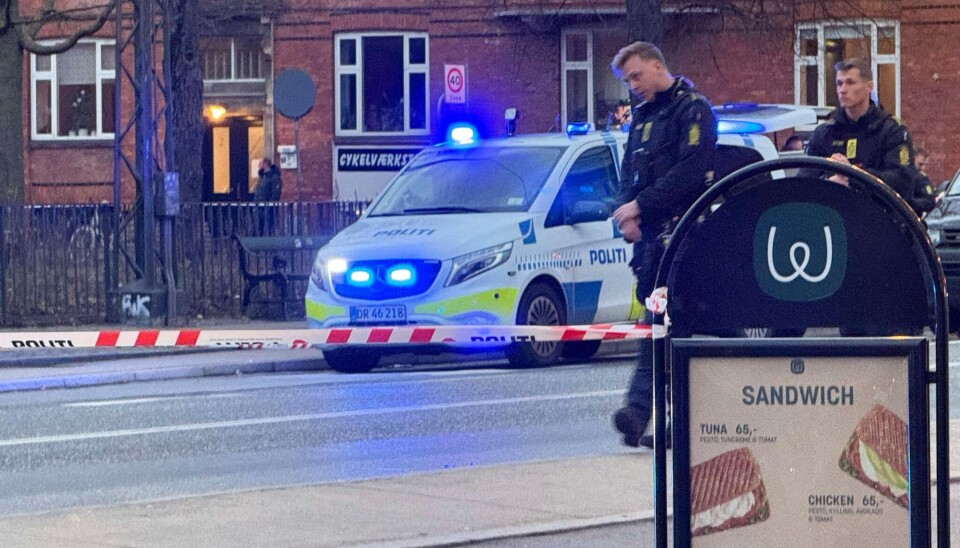Københavns Politi har afspærret Amagerbrogade i begge retninger.