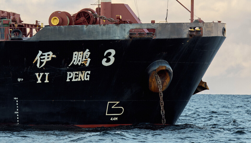 Det kinesiske fragtskib 'Yi Peng 3' er her fotograferet onsdag i Kattegat. Mandag ligger skibet stadig for anker i Kattegat, hvor det overvåges af blandt andet et dansk flådeskib.