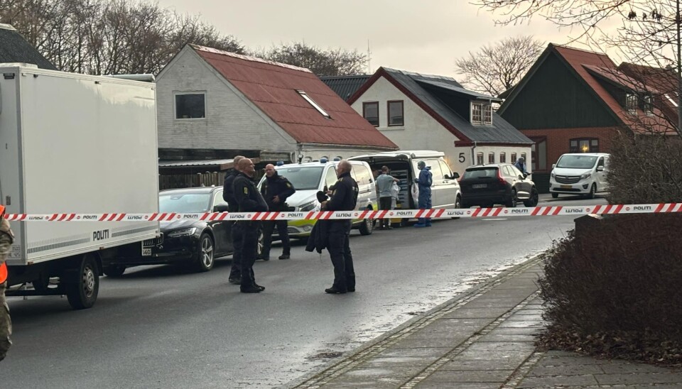 Det har vrimlet med betjente i Hvidbjerg på Thyholm tirsdag.