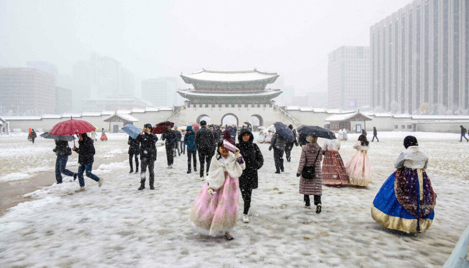 Sne dækker Seoul i hvidt 27. november. Her ses Gyeongbokgung-paladset i den sydkoreanske hovedstad.