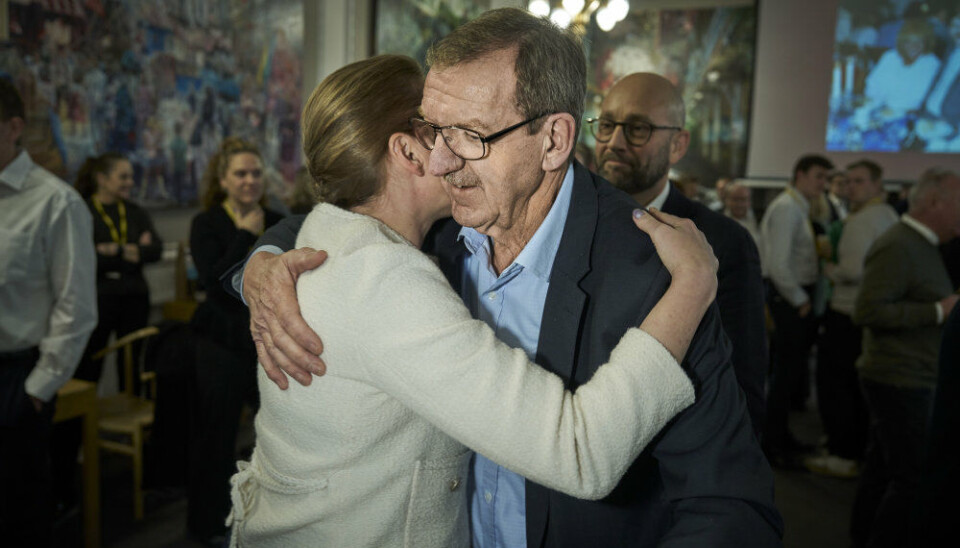 Bjarne Laustsen (S) giver en krammer til statsminister Mette Frederiksen (S), i forbindelse med en reception for partifællen Rasmus Prehns bog 'Den sidste Rustbanker' om ham.