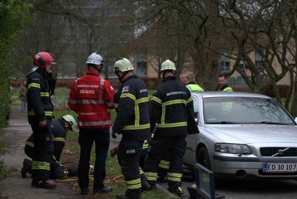 En 26-årig mand blev klemt under en bil, da en donkraft formentlig svigtede.