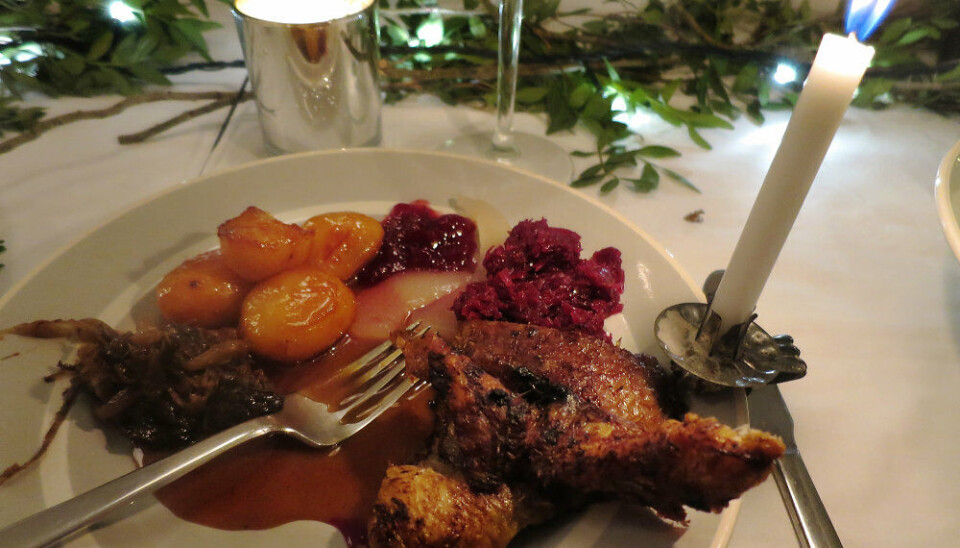 Du skal regne med omkring to deciliter brun sovs per næse til julemiddagen. Hvis I er meget glade for sovs, skal du måske lave det dobbelte. Du kan sagtens bruge rester dagen derpå, siger køkkenchef på Søllerød Kro Brian Mark Hansen.