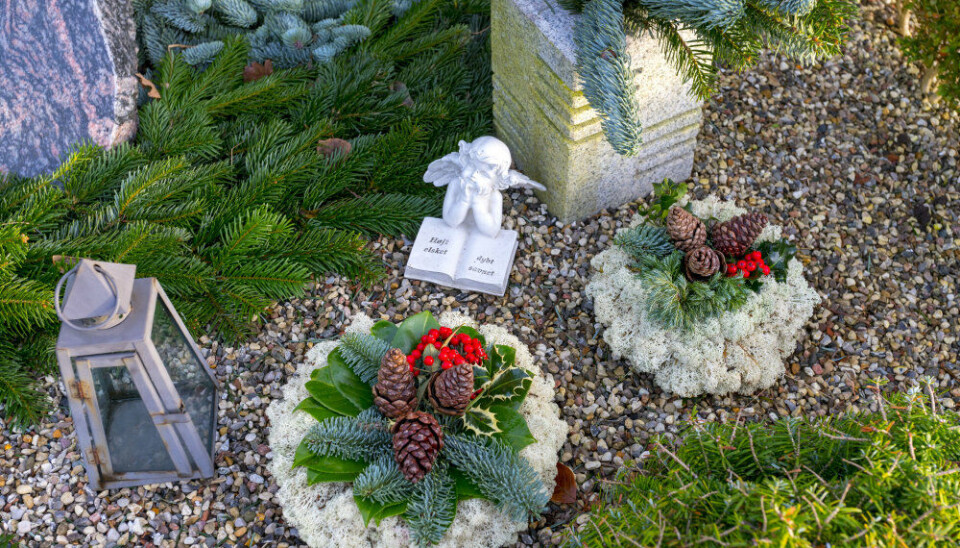 Julen kan bære på et helt livs minder på godt og ondt. Og den kan være en stærk reminder om dem, der ikke længere er med rundt om juletræet.