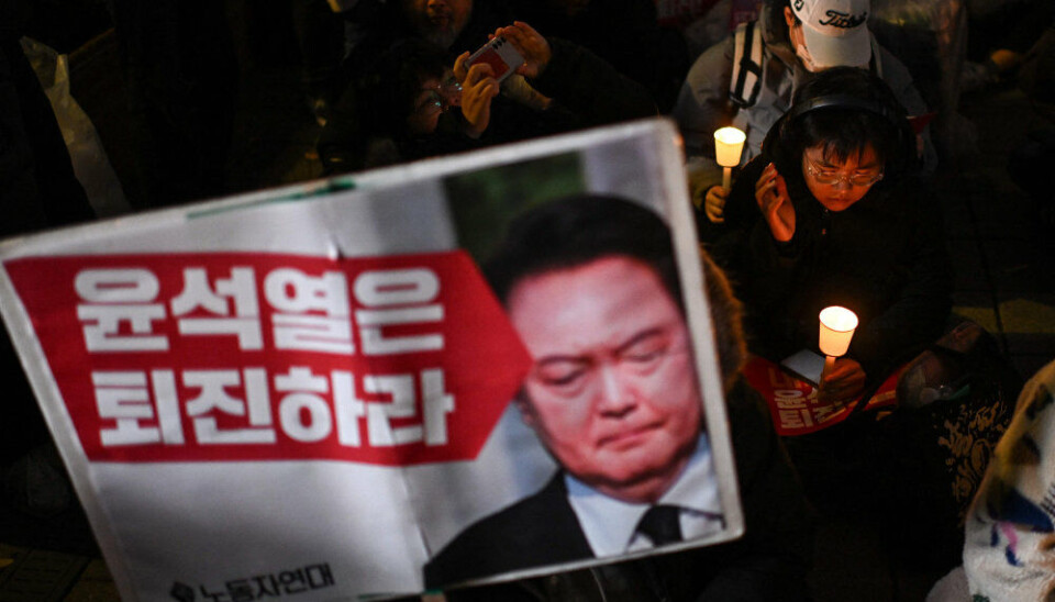 Sydkoreanere har siden tirsdag demonstreret mod præsident Yoon Suk-yeol, som erklærede militær undtagelsestilstand i landet.