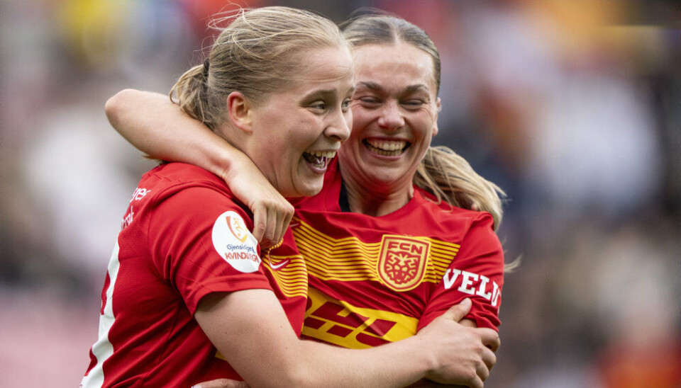 Kvindelige danske fodboldspillere kan se frem til bedre minimumlønninger i en ny aftale, der træder i kraft næste år.