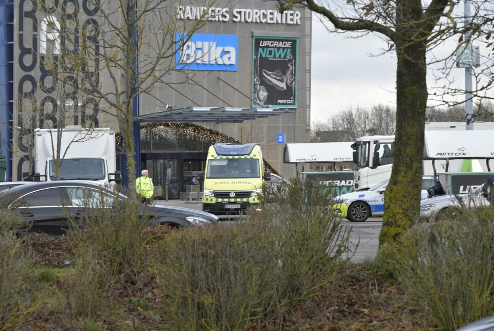 Både politi og ambulancer er ankommet til storcenteret, hvor bombehunde skal lede efter sprængstoffer.