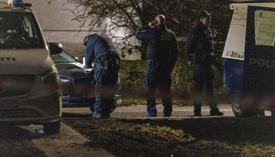 Politiet ses her undersøge området ved Jægerbuen i Ishøj, hvor tre mænd fredag aften blev skudt.