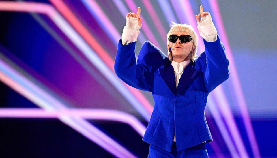 Få timer inden årets Eurovision-finale, som blev vundet af schweiziske Nemo med nummeret 'The Code', blev Hollands deltager, Joost Klein, diskvalificeret. Joost Klein lavede en pludselig bevægelse og ramte i den forbindelse en fotografs kamera.