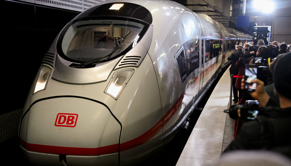 Et lyntog er mandag ved middagstid afgået fra Berlins hovedbanegård med Paris som destination. Toget skal køre på den første direkte forbindelse med højhastighedstog mellem de to storbyer.