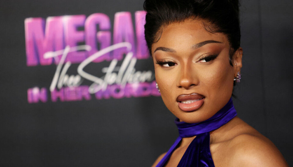 Rapperen Tory Lanez chikanerer sangeren Megan Thee Stallion fra fængslet, mener hun, og derfor har hun anmodet om et tilhold mod ham.