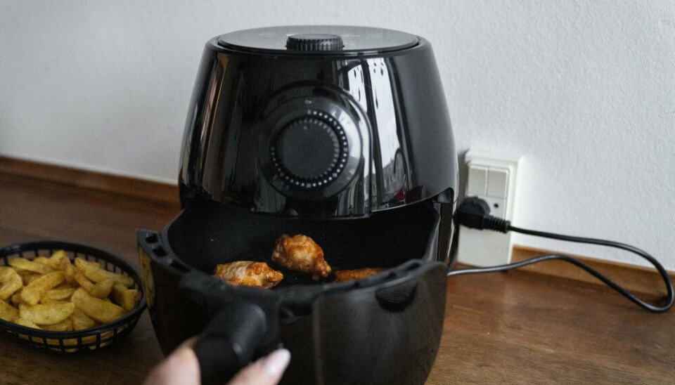 Alle apparater, der kan stege eller riste mad, udsender sundhedsskadelige partikler. Derfor skal emhætten også være tændt, når du for eksempel laver mad i en airfryer.