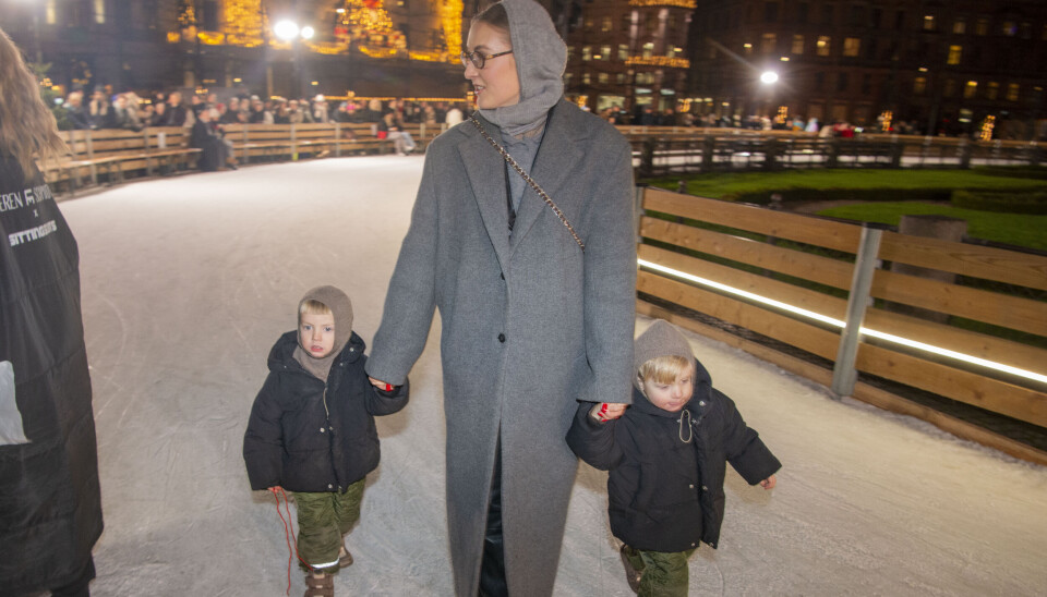 Soeren Le Schmidts og hustruen Nikolines tvillinger Marlon og Mio gik en tur på skøjtebanen anlagt på Kongens Nytorv i KØbenhavn i anledning af julen.