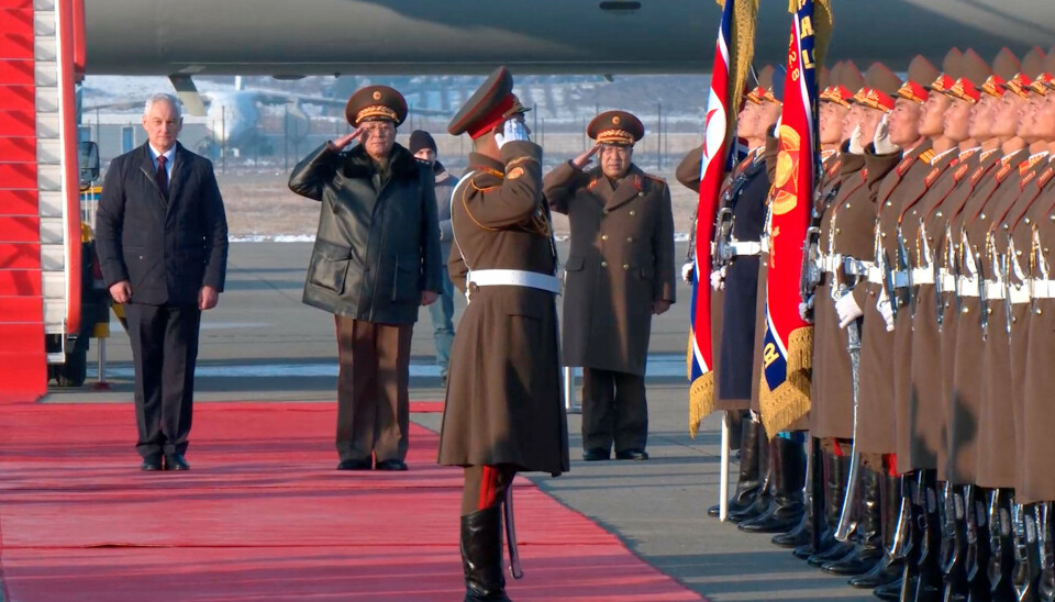Ukraines præsident Zelenskyj advarer om, at det voksende forsvarssamarbejde mellem Nordkorea og Rusland kan få bredere konsekvenser. Her ankommer Ruslands forsvarsminister, Andrej Belousov, på et besøg i Nordkorea i slutningen af november.