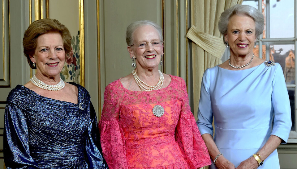 Dronning Anne-Marie (tv) ses her sammen med sin to søstre, dronning Margrethe og prinsesse Benedikte.