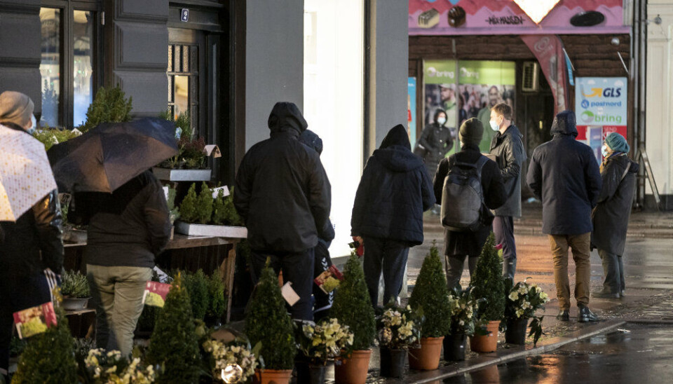 Selv om et stigende antal gaver købes online, går langt de fleste forbrugere i en fysisk butik, hvis de skal have byttet en af dem, viser tal fra Dansk Erhverv.