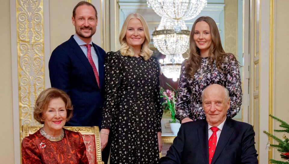 Årets officielle julefoto fra det norske kongehus. Fra venstre er det dronning Sonja, kronprins Haakon, kronprinsesse Mette-Marit, prinsesse Ingrid Alexandra og kong Harald.