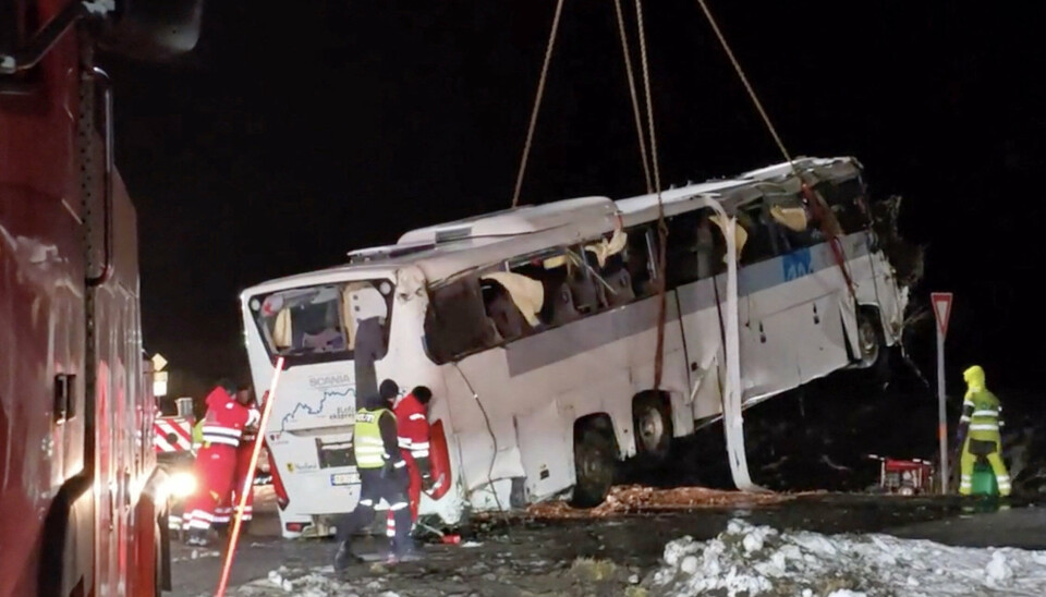 En kran løfter her den forulykkede bus op af vandet efter torsdagens ulykke. Årsagen til, at bussen røg af vejen, er fortsat ukendt.