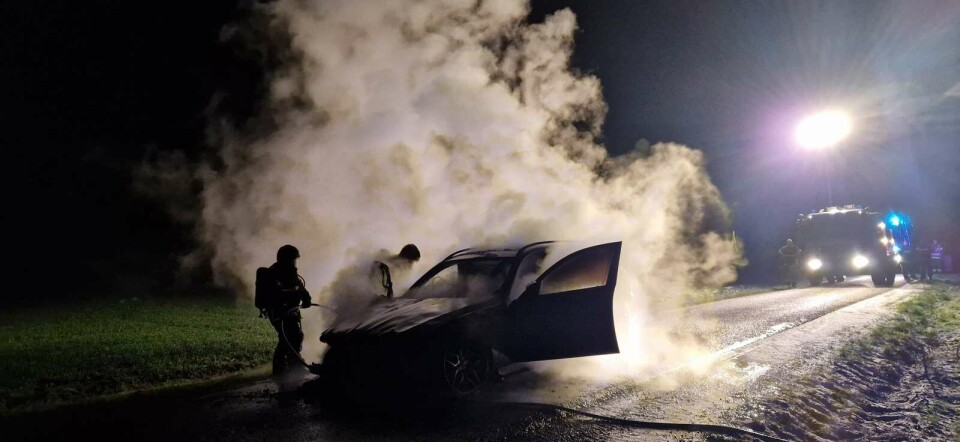 Den sorte BMW blev totalskadet ved branden.