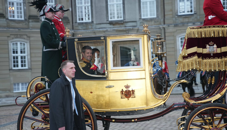 Kongeparret kører sin første tur i guldkaret eskorteret af Gardehusarregimentets Hesteskadron fra Amalienborg Slot til nytårskur på Christiansborg Slot i København. Her er de lige begyndt turen på Amalienborg Slotsplads.