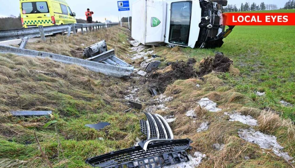 Den mandlige bilist måtte hjælpes ud af køretøjet.