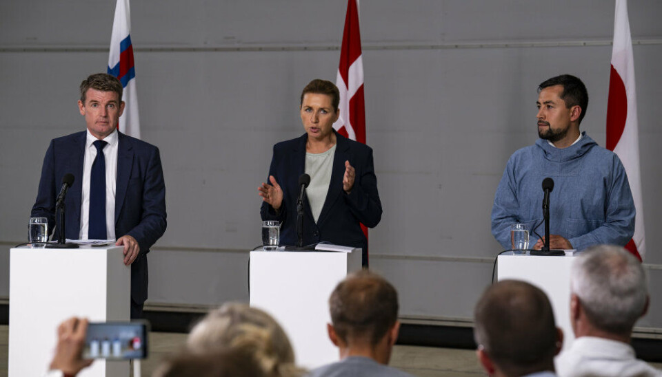 Statsminister Mette Frederiksen, lagmand Aksel V. Johannesen og formand for den grønlandske regering, Naalakkersuisut, Mute Bourup Egede holdt senest rigsmøde i august under noget mere rolige omstændigheder. Her er der pressemøde ved den lejlighed.