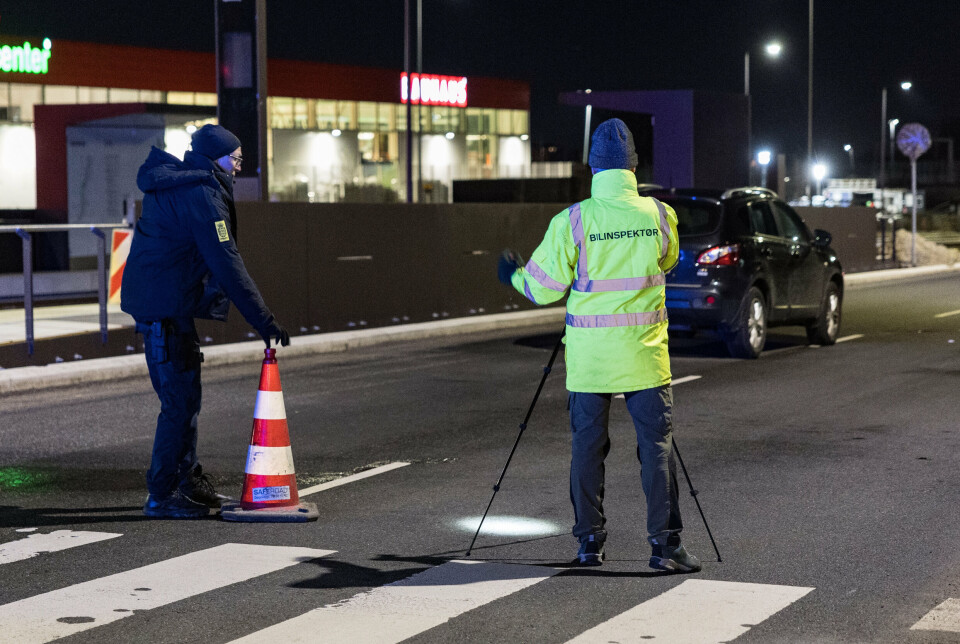 Politi og bilinspektør til stede i krydset Gladsaxe Ringvej / Dynamovej, hvor ulykken skete lørdag.