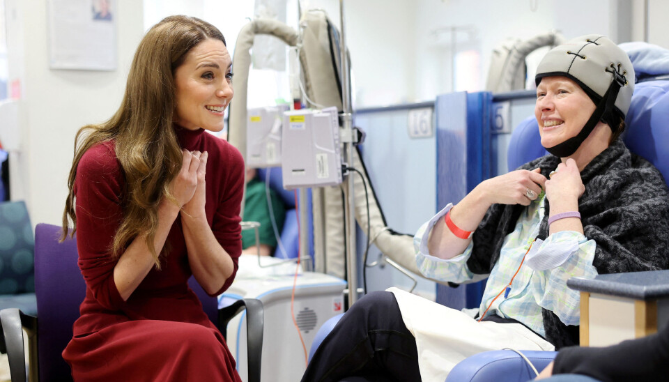 Kate ses her i samtale med en af de kræftpatienter, der i øjeblikket er i behandling på The Royal Marsden Hospital.