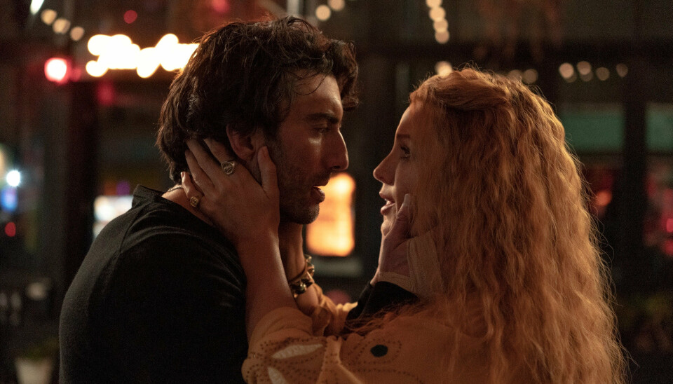 Justin Baldoni spiller Blake Livelys karakters voldelige kæreste i filmen 'It Ends With Us'. I den virkelige verden har de to skuespillere befundet sig i en bitter filmstrid siden optagelserne.