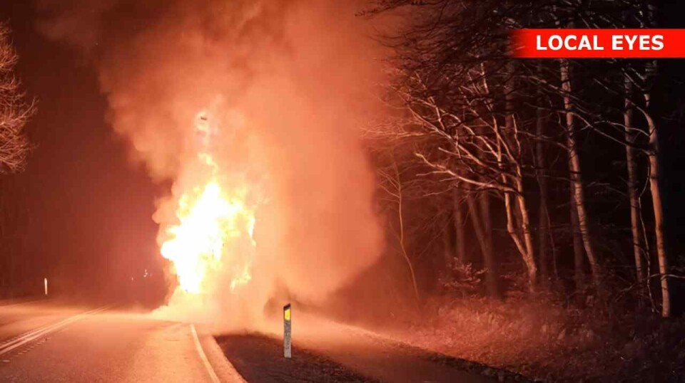 Flammerne stod op fra bussens motor lørdag aften.
