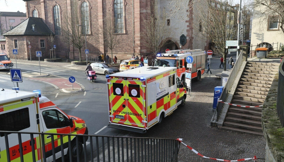 Redningstjenester nær park i Aschaffenburg i Bayern i forbindelse med et knivstikkeri.