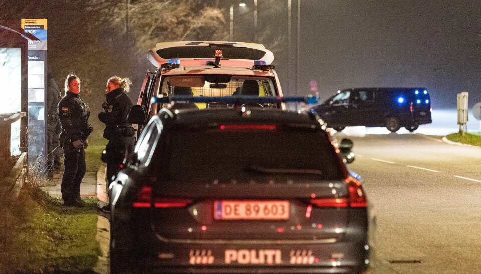 Københavns Vestegns Politi søger vidner, efter at en yngre mand har fået stiklæsioner i Ishøj onsdag aften.